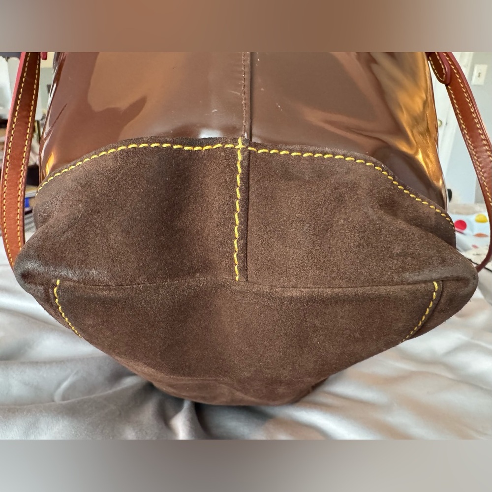 Dooney & Bourke Brown Patent Leather Venus Lee Tote Suede Bottom Red Interior - Picture 14 of 16